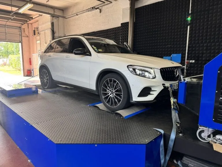 Mercedes GLC sur un banc de puissance en attente d'une reprogrammation Stage 1