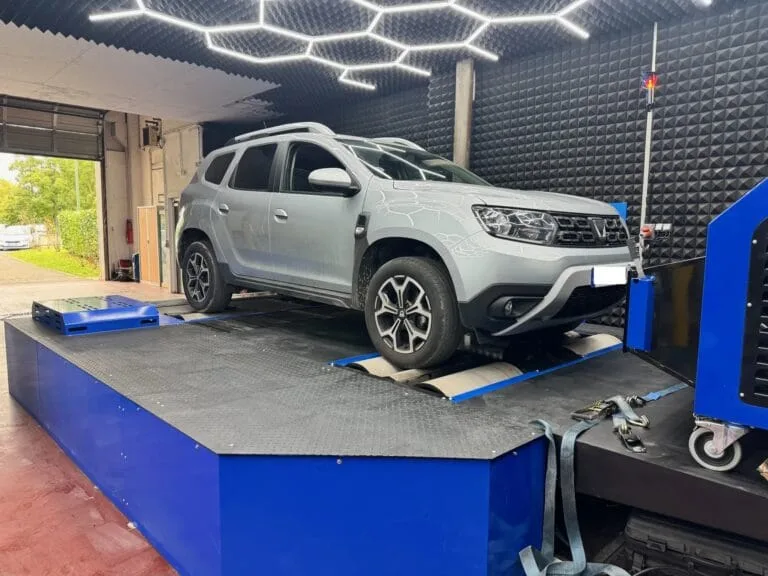 Dacia Sandero sur banc de puissance pour une reprogrammation Ethanol